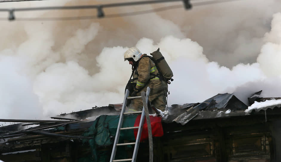 Для тушения пожара привлекли 110 человек, включая 76 сотрудников МЧС