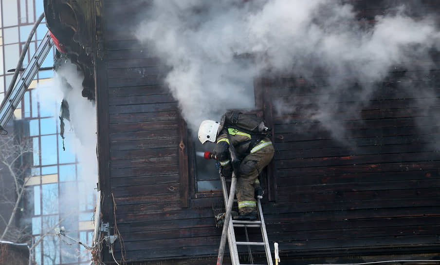 По словам очевидцев, здание уже горело ранее, после чего второй этаж был заколочен
