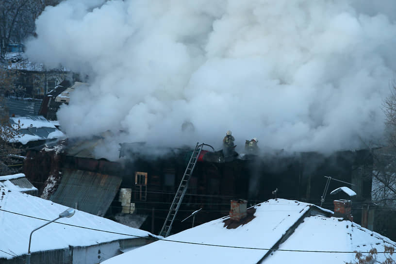 Пожар произошел в двухэтажном жилом доме на улице Вилоновской в исторической части Самары