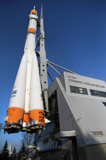 Только в Самаре практически в центре города можно увидеть настоящую ракету-носитель Р-7. Она прикреплена с помощью удерживающей конструкции к зданию музейно-выставочного центра «Самара Космическая».