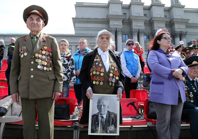 Ветераны приветствуют участников шествия