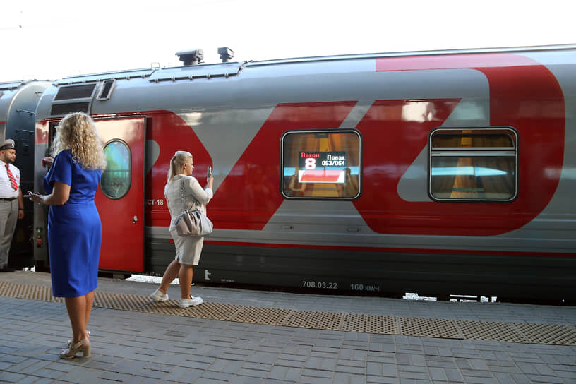 Поезд 047м. 063й поезд Самара-Санкт-Петербург. 063й поезд Самара-Санкт-Петербург Стриж. 063й Самара поезд. Поезд отправляется.