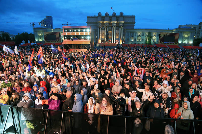 Зрители на площади Куйбышева