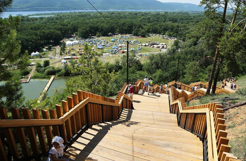 Вид на фестивальную поляну и знаменитая лестница