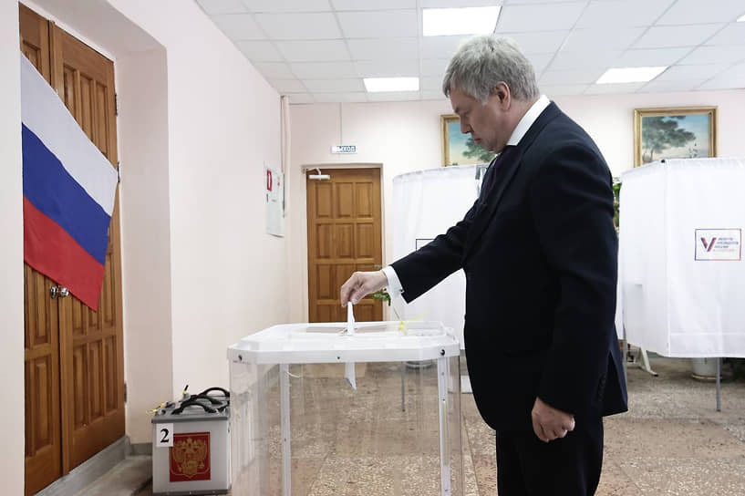 Голосует губернатор Ульяновской области Алексей Русских