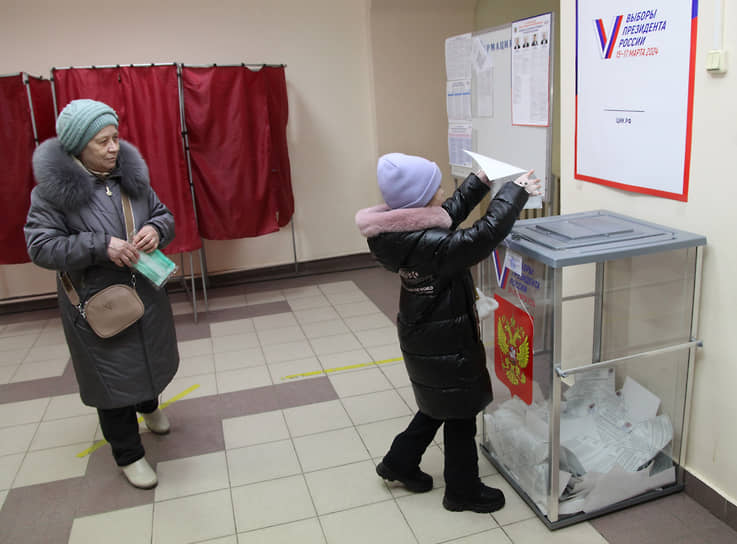 Первый день голосования на одном из избирательных участков в Самаре
