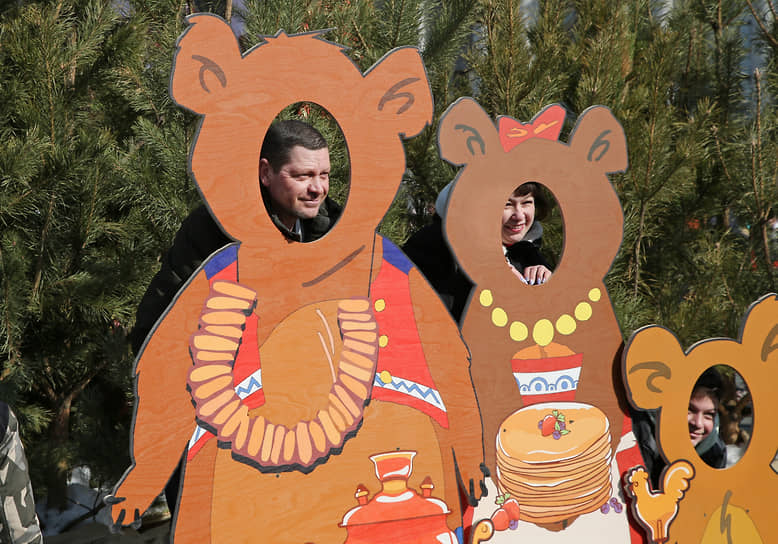 Публика фотографировалась в образах трех медведей