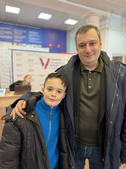 Депутат Госдумы Александр Хинштейн с сыном на выборах президента России