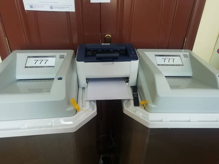Комплекс обработки избирательных бюллетеней (КОИБ) на одном из избирательных участков в Самаре