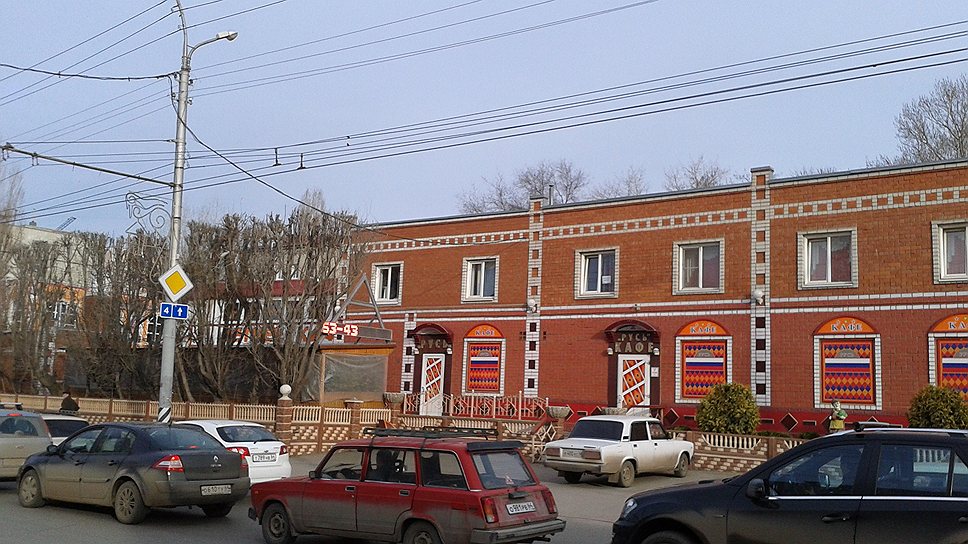 Саратовская мэрия уже несколько лет не может признать кафе «Русь» в центре города незаконным строением