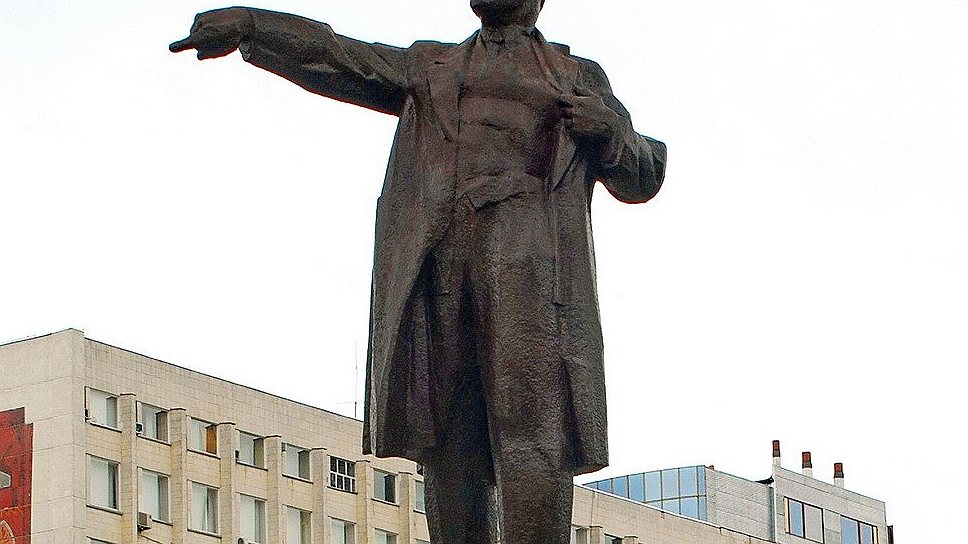 Памятник Владимиру Ленину на Театральной площади Саратова уже много лет не дает покоя различным активистам