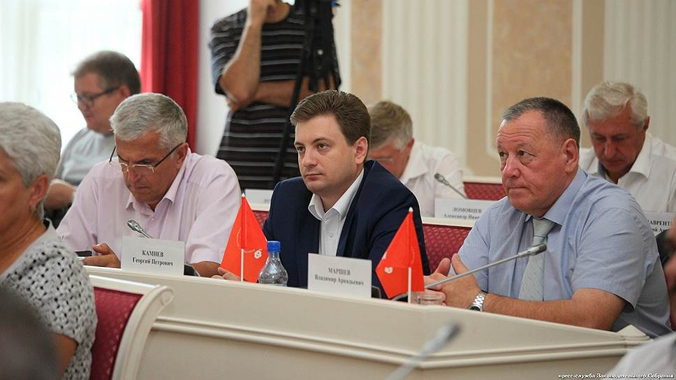 Георгий Камнев 
(в центре) не намерен передавать кому-либо мандат Владимира Маршева (справа)