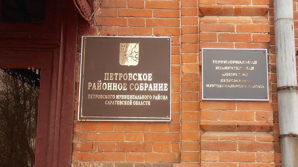 Чиновник злоупотребил зарплатой. Бывшему главе Петровского района предъявлено обвинение по трем статьям