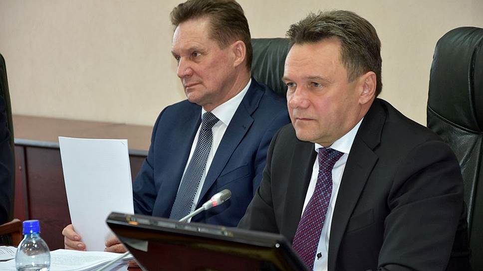 Глава Пензы Валерий Савельев (справа) советует депутатам внимательнее относиться к заполнению налоговых деклараций