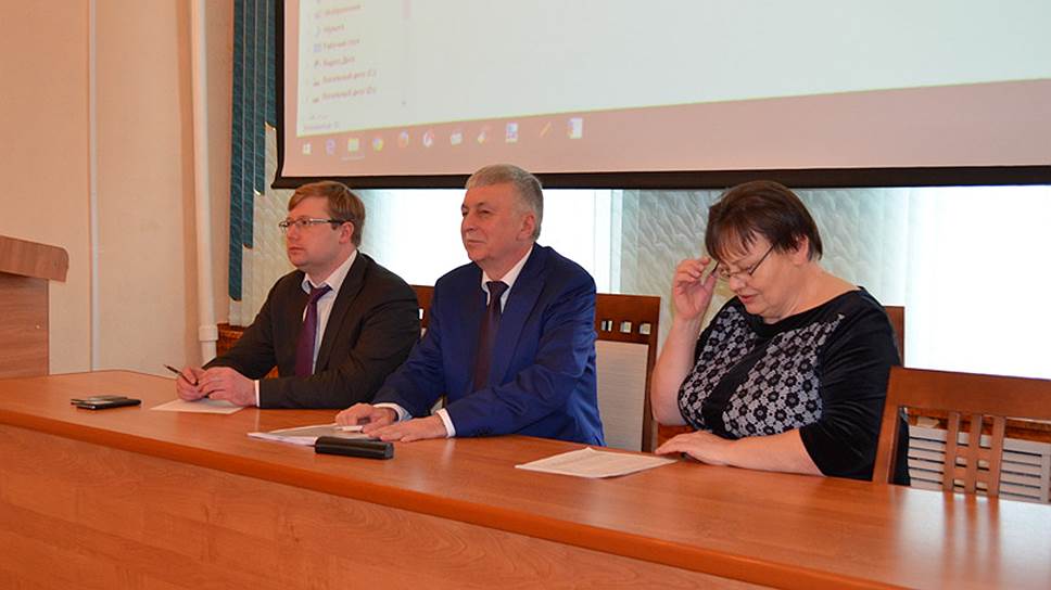 Павел Точилкин (в центре) может лишиться своего поста после сентябрьских выборов
