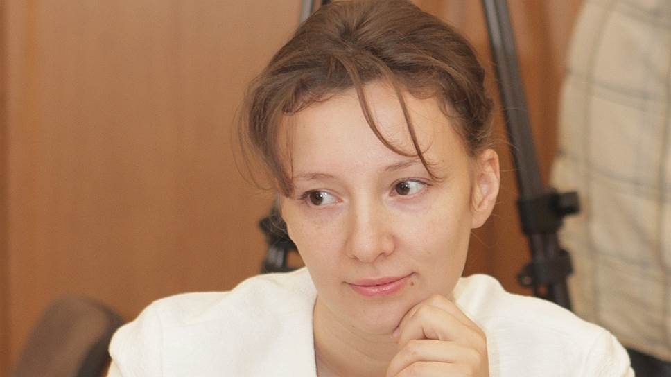 Анна Кузнецова считает унизительным способ передачи жилья сиротам