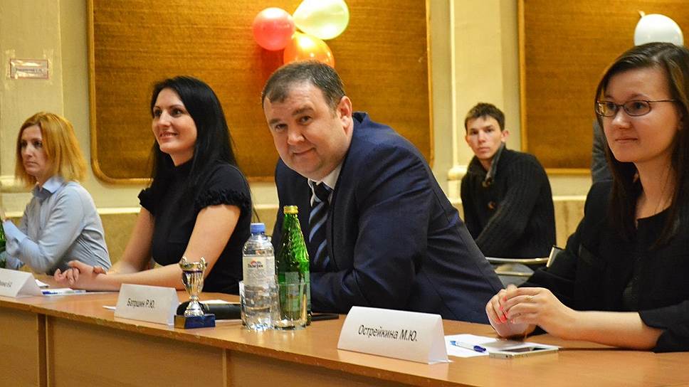 Романа Батршина (в центре) могут назначить председателем Саратовского областного суда