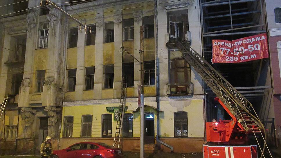 Разрушающийся памятник архитектуры в центре Саратова пострадал от пожара
