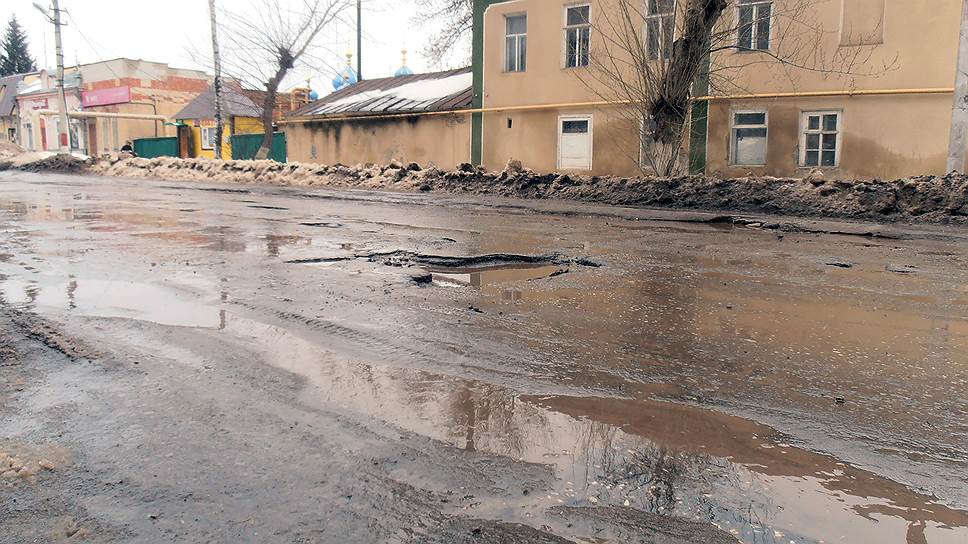 Разбитые саратовские дороги отправили город в самый конец рейтинга 