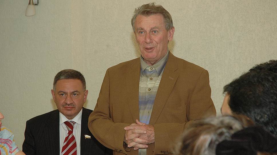 Борис Шинчук (слева), вероятно, сменит ушедшего из Общественной палаты Александра Ландо