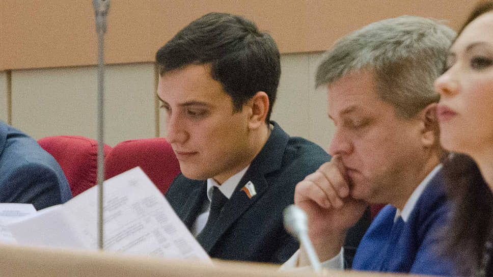 Иван Дзюбан (слева) выступил в областной думе в поддержку студенческих отрядов