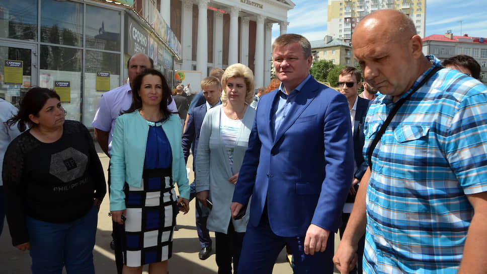 Депутат Олег Комаров (крайний справа) проиграл дела о торговле перед ДК «Россия»