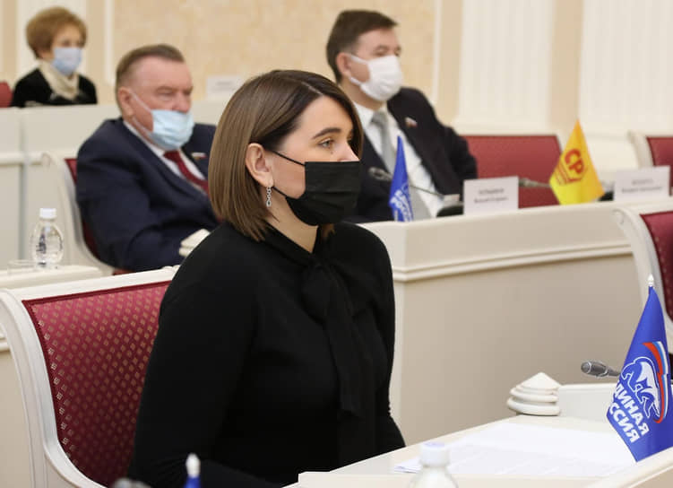 Депутат Юлия Лазуткина может заменить Олега Мельниченко в Совете федерации