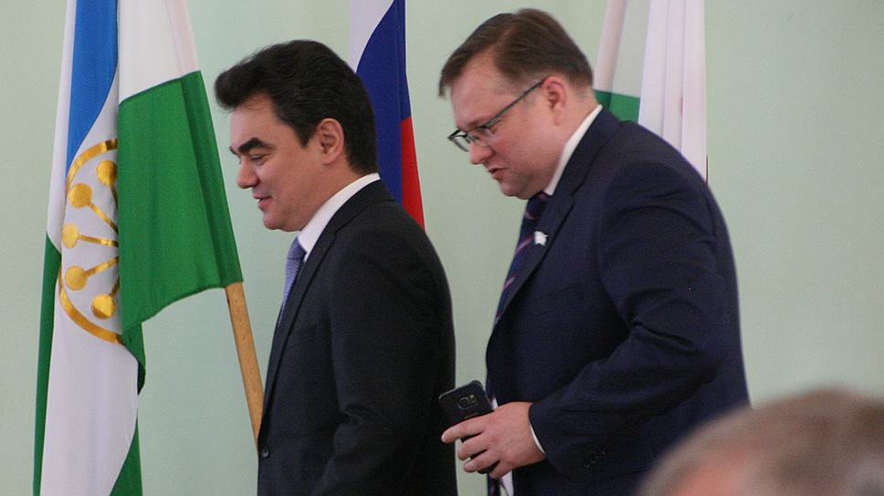 Глава администрации Уфы Ирек Ялалов (слева) и спикер горсовета Евгений Семивеличенко расстались на добром слове
