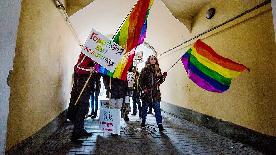 По мнению ЛГБТ-активистов, отказы властей в согласовании гей-парадов, а судов — в рассмотрении иска дают дополнительный шанс на взыскание компенсации в ЕСПЧ