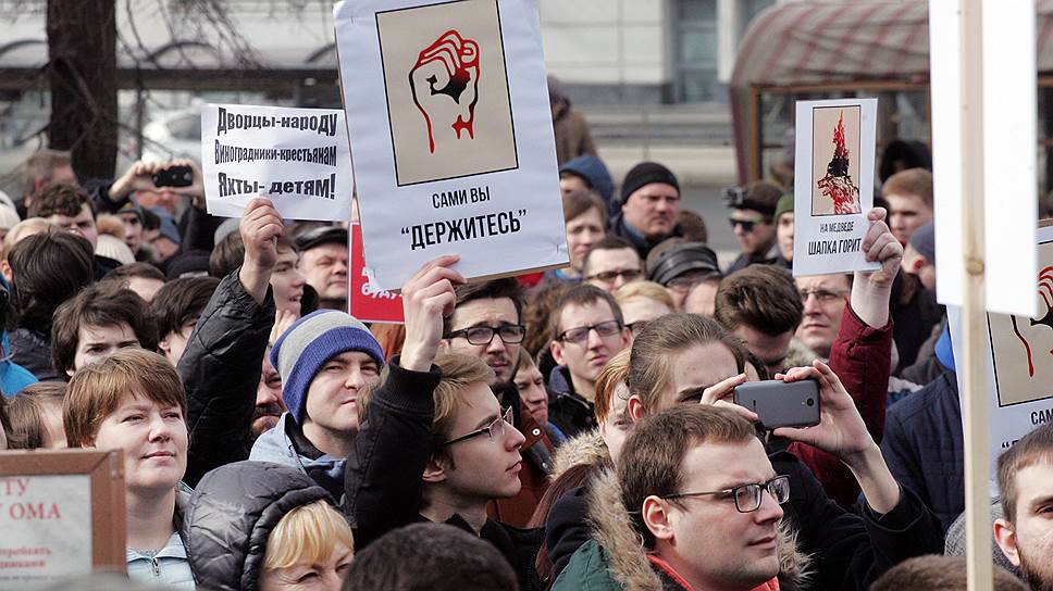 По словам студентов, за выход на митинг Алексея Навального им пригрозили отчислением