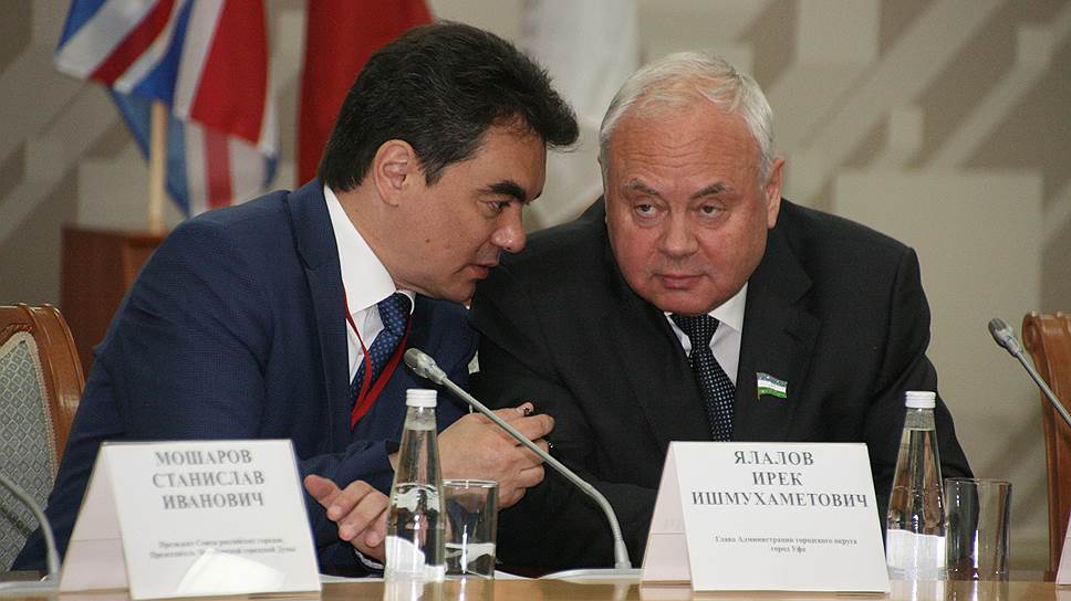 Константин Толкачев (справа) рассказал кандидатам в Курултай, в том числе Иреку Ялалову (слева), о методах проведения избирательной кампании