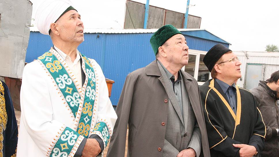 Нурмухамет Нигматуллин (крайний слева) и Муртаза Рахимов (в центре) договорились об условиях финансирования строительства мечети
