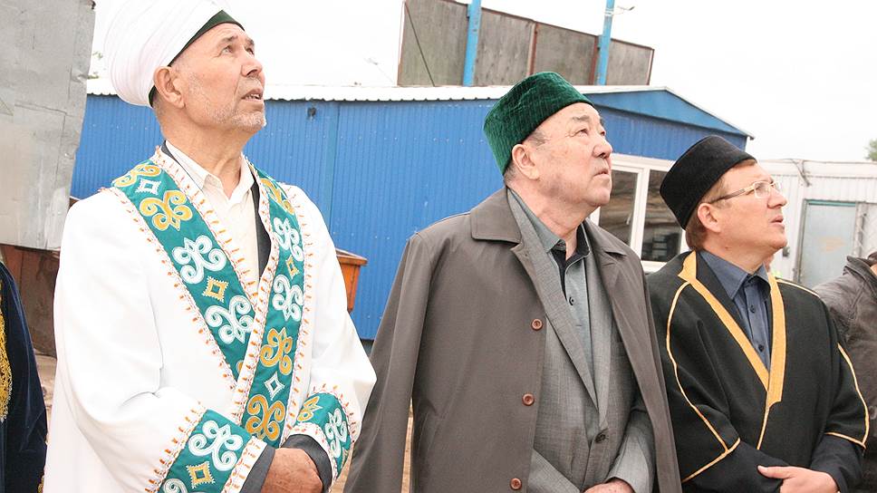 Конфликт муфтия с первым президентом Башкирии Муртазой Рахимовым (на фото в центре) считают одной из причин его отставки