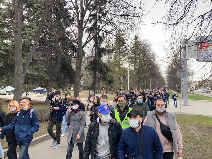 Сторонники Алексея Навального прошли колонной по проспекту Октября