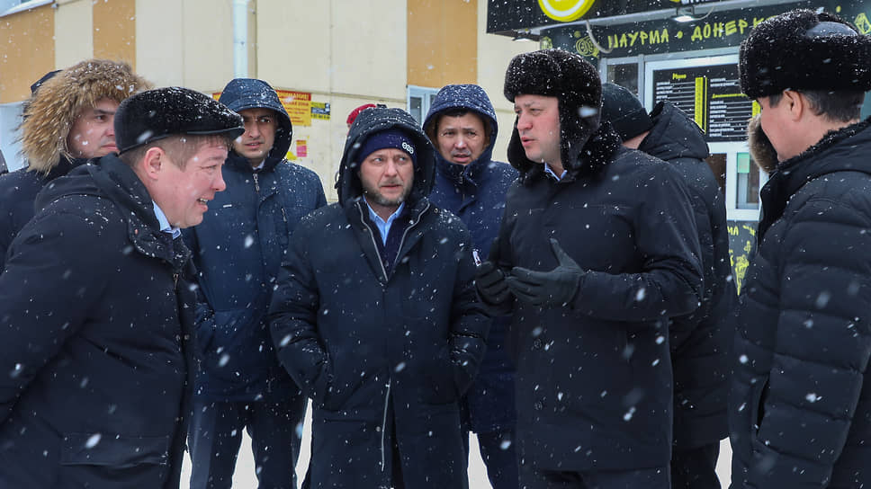 Глава администрации Уфы Ратмир Мавлиев (шестой слева) раскритиковал подчиненных за качество уборки улиц города