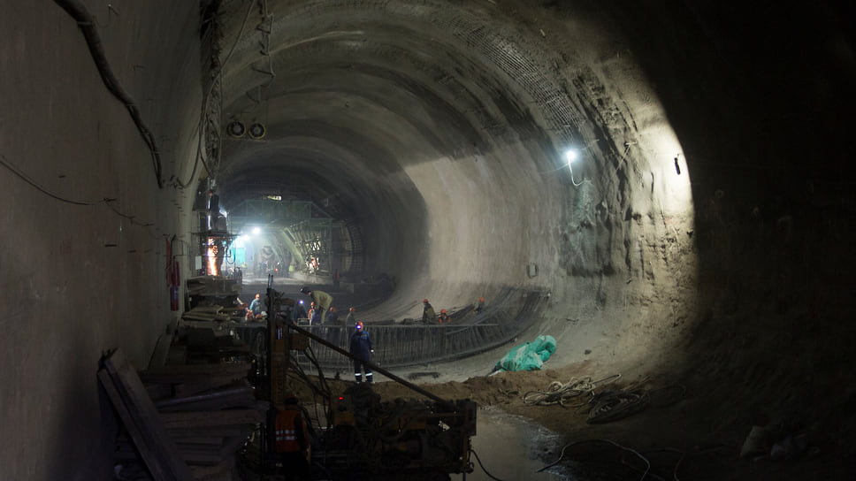 Строительство тоннеля началось в 1992 году, в 2007 году оно было приостановлено, но десять лет спустя проект вновь возобновили