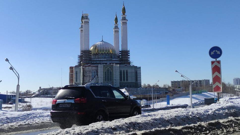 Курировавший до 2016 года строительство мечети Ильдар Ишеев сообщил, что купол, стоимость которого, по его оценке, составляет 5 млн руб., крепили на болты и страховали сварочными прихватками
