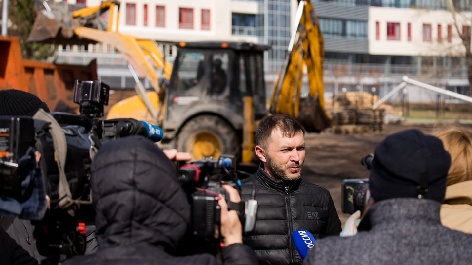 Директор ООО «Альбит» (генеральный подрядчик реконструкции) Павел Ворфоломеев пообещал, что в саду вырубят только пять деревьев