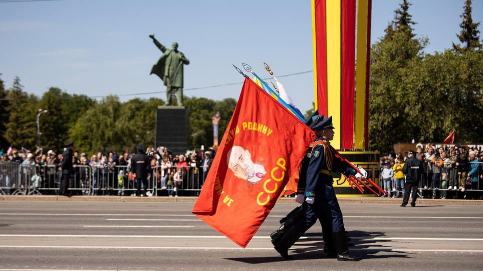 Парад на фоне памятника Владимиру Ленину