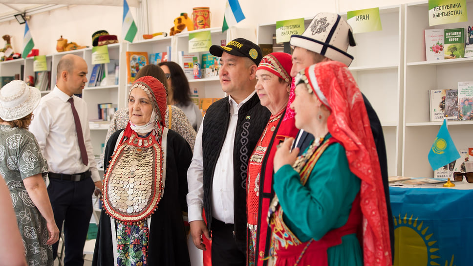 Посетители выставки в национальных башкирских костюмах