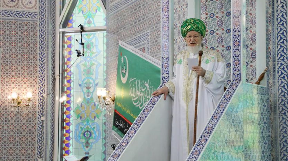 Верховный муфтий Талгат Таджуддин во время молитвы в мечети «Ляля-Тюльпан»
