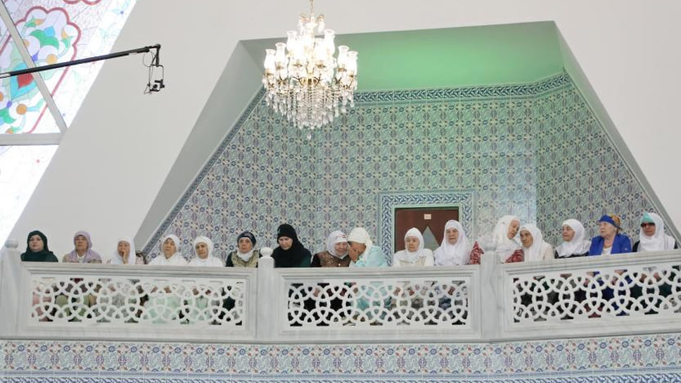 Молящиеся женщины в мечети
