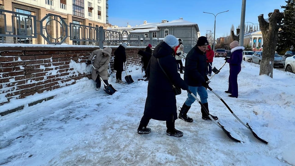 Уборка снега на улице Чернышевского