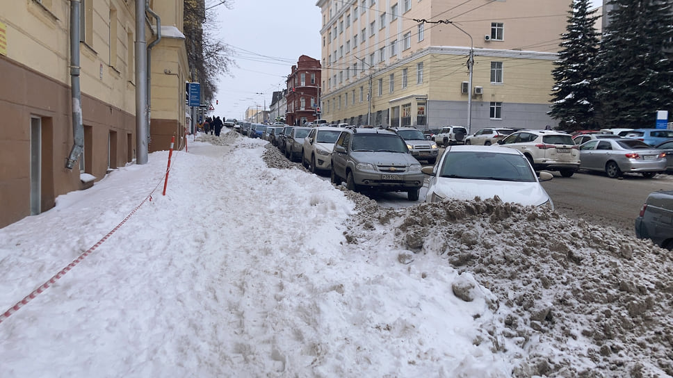 На Коммунистической улице пока еще снежно