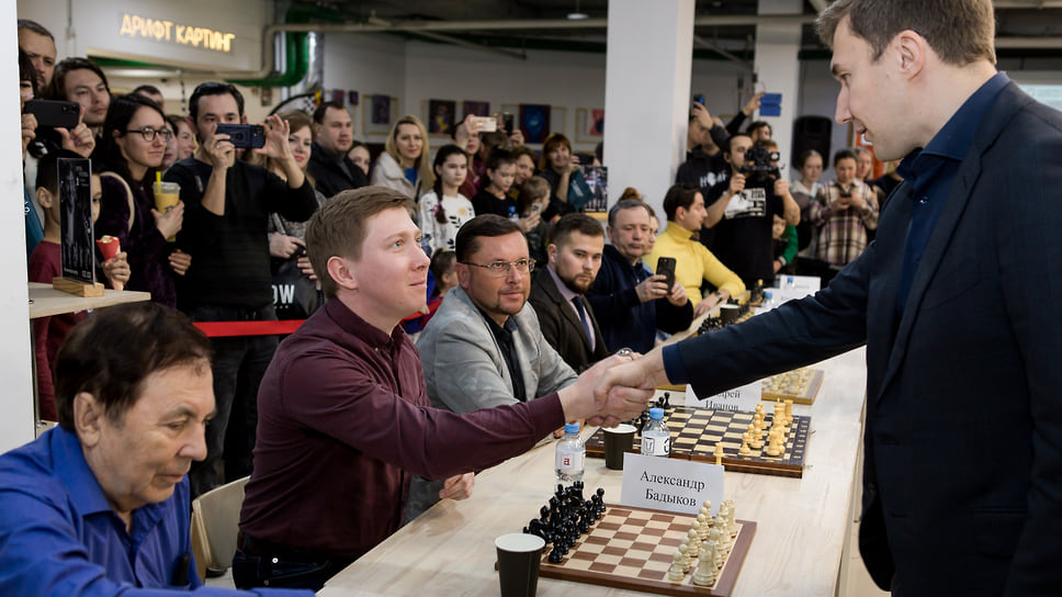 Перед началом игры Сергей Карякин пожал руку каждому игроку
