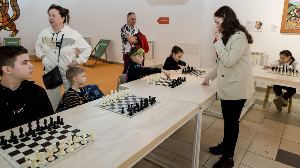 На параллельной площадке для юных шахматистов был организован сеанс одновременной игры с чемпионкой Азии Лейлой Табермаковой