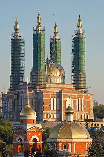 Строящаяся мечеть Салавата Юлаева и Покровский храм