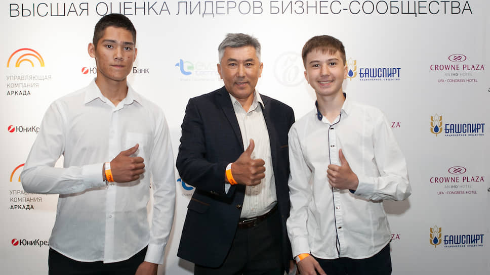 Предприниматель Джуманали Декамбаров (в центре) с сыновьями занимается производством сыров с 2014 года