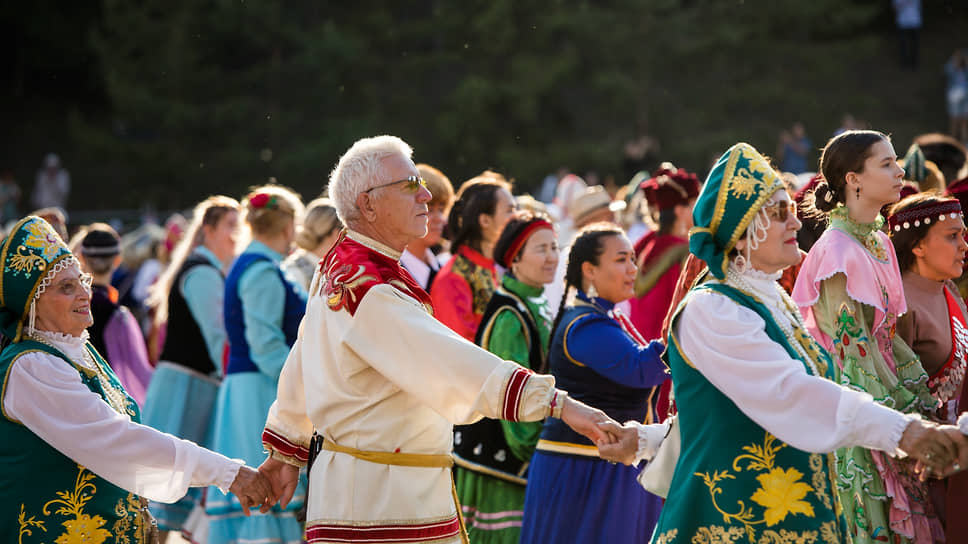 В хороводе на «Сердце Евразии» выстроились представители разных народностей и конфессий