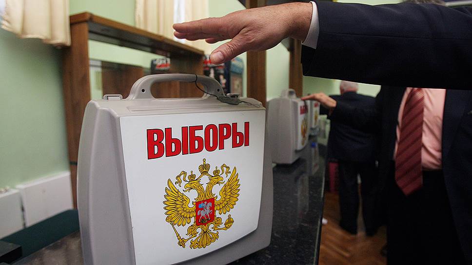 В пользу кандидата 
«Единой России» на выборах сыграют не только «ассоциативная» поддержка, 
но и нехватка средств у конкурентов
